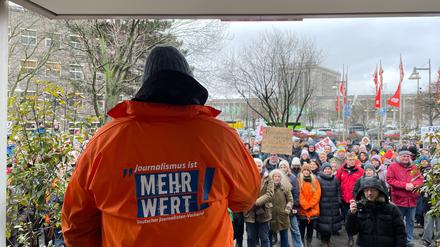 Am 27. Januar protestierten am RBB-Fernsehzentrum in Berlin mehrere Hundert Beschäftigte gegen die Haltung des Senders bei den aktuellen Tarifverhandlungen.