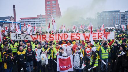 „15 Prozent: Wir sind es wert“ steht auf dem Transparent, das Demonstrantinnen und Demonstranten vor der Verdi-Bundeszentrale auf der Schillingbrücke halten. Sie fordern 15 Prozent mehr Lohn für Postangestellte. 
