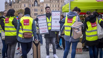 Mitarbeiter des Einzelhandels protestieren bei einer Streikkundgebung der Gewerkschaft Verdi für höhere Gehälter. Die Tarifverhandlungen laufen teilweise seit Monaten. Nun hat Verdi einen Streik für Freitag angekündigt. (Archivfoto)