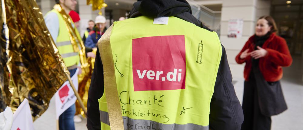 Verdi-Streikposten am Charité-Campus in Berlin-Wedding.
