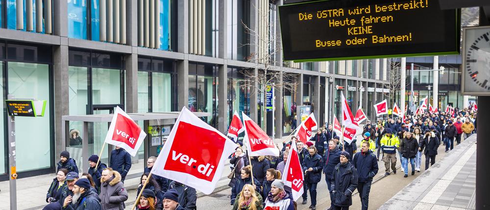 Mitarbeiter der hannoverschen Verkehrsbetriebe Üstra nehmen an einer Verdi-Demonstration teil. Die Gewerkschaft Verdi will mit Warnstreiks den öffentlichen Nahverkehr in zahlreichen Städten in mehreren Bundesländern lahmlegen. 