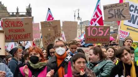 Teilnehmer stehen während eines Warnstreiks an den Berliner Hochschulen vor der Humboldt-Universität zu Berlin. Im Tarifkonflikt des öffentlichen Dienstes haben die Gewerkschaften Verdi und die Gewerkschaft Erziehung und Wissenschaft zu einem Hochschulstreiktag aufgerufen.
