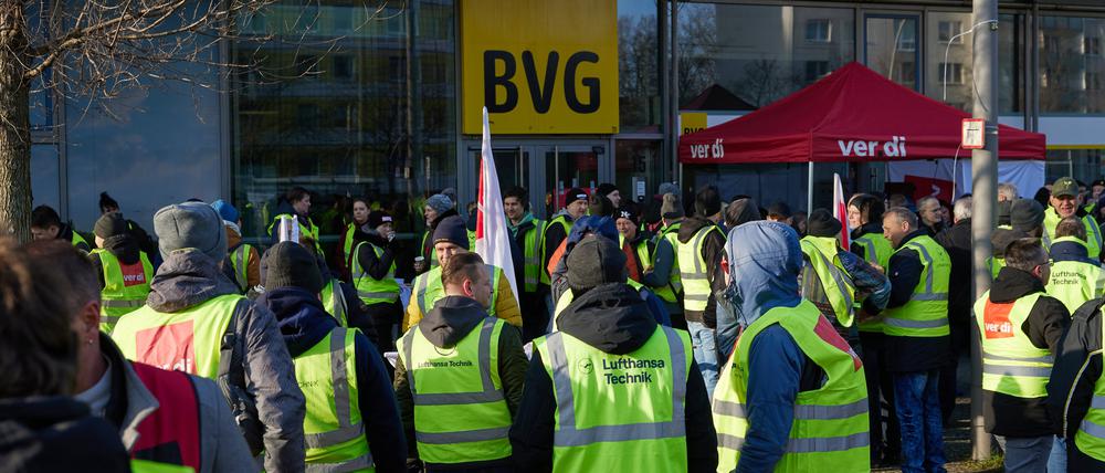 Zahlreiche Beschäftigte nehmen an einer Kundgebung vor der BVG-Zentrale teil. 