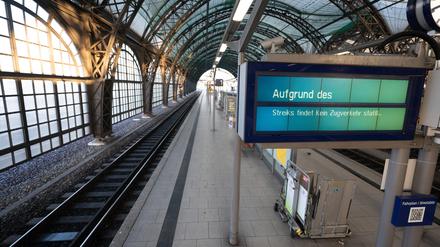 Eine digitale Anzeigetafel mit der Aufschrift „Aufgrund des Streiks findet kein Zugverkehr statt.“