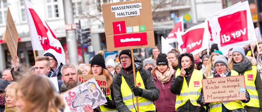 Teilnehmer eines Warnstreiks der Beschäftigten von Bund und Kommunen ziehen durch die Innenstadt Schwerins.