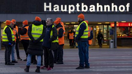 Streikende der Gewerkschaft EVG stehen vor dem Duisburger Hauptbahnhof.