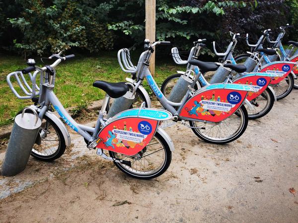 In einem Warschauer Park gibt es Leihräder für Kinder. Das Projekt wird aber leider eingestellt, es wurde nur wenig genutzt. 