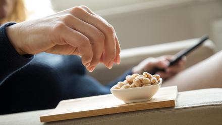 Erdnüsse geben im Alltag Energie. Die kleinen Hülsenfrüchte sind aber auch richtige Kalorienbomben.