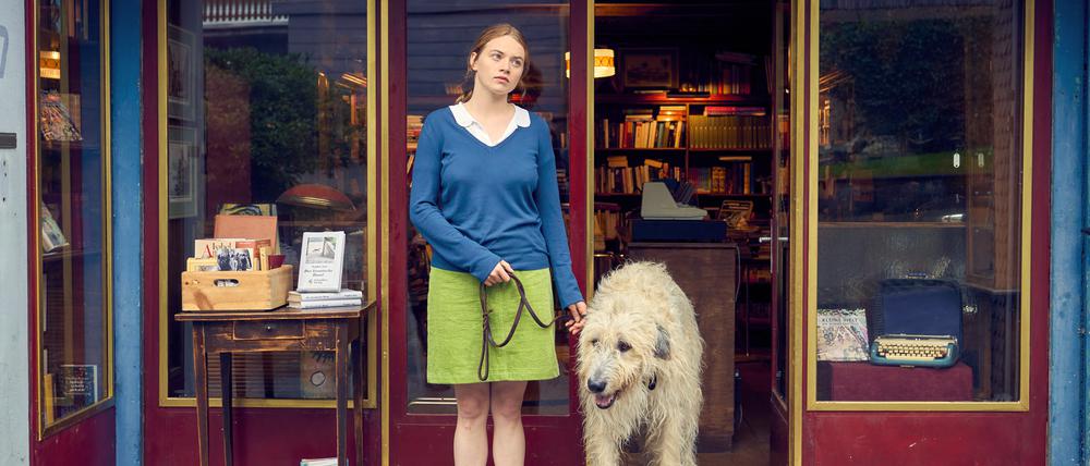 Luise (Luna Wedler) und Hund Alaska vor der Buchhandlung in Was man von hier aus sehen kann 2022 Regie: Aron Lehmann