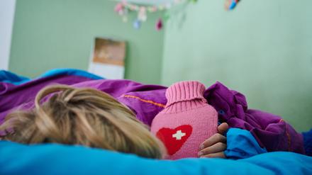 Wird ein Kind krank, müssen die Eltern oft von der Arbeit fernbleiben – und können Anspruch auf Kinderkrankengeld erheben.