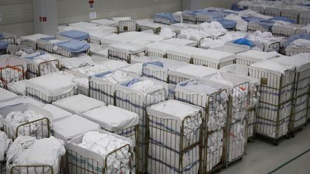 Im Fliegel-Lager in Neukölln warten Wäschewagen mit schmutzigen Bettlaken auf ihre Abholung.