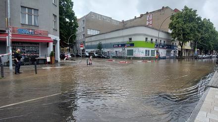 Wegen eines Wasserrohrbruchs in Berlin-Neukölln ist ein Teil der Sonnenallee gesperrt worden. 