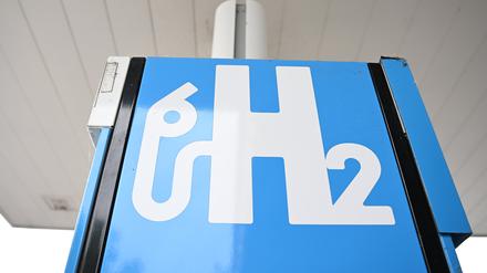 ARCHIV - 30.06.2023, Baden-Württemberg, Wendlingen: Ein Wasserstoff Logo ist an einer Wasserstoff Tankstelle für Autos angebracht.      (zu dpa "Von wegen farblos: Was Wasserstoff von Wasserstoff unterscheidet") Foto: Bernd Weißbrod/dpa +++ dpa-Bildfunk +++
