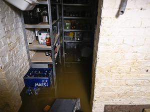Folgen eines Starkregens: Keller laufen voll, weil das Wasser nicht schnell genug abfließen kann.