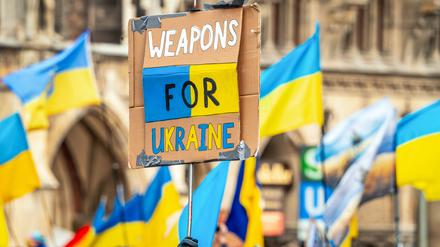Protestierende fordern im Februar 2024 in München mehr Waffen für die Ukraine.