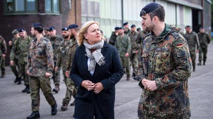 Eva Högl (SPD), Wehrbeauftragte des Deutschen Bundestages, spricht bei ihrem Truppenbesuch mit Major Dirk Polter.    