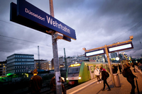 Am S-Bahnhof Wehrhahn erinnert eine Pappe mit Aufschrift an den Anschlag.