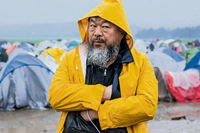 Der chinesische Konzeptkünstler Ai Wei Wei bei einem Besuch in einem Flüchtlingscamp an der griechisch-mazedonischen Grenze.