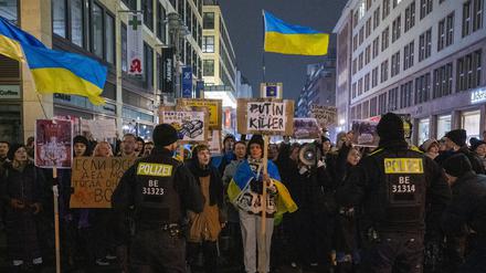 Ukrainische Proteste Ende November 2022 vor dem Russischen Haus der Wissenschaft und Kultur in Berlin.