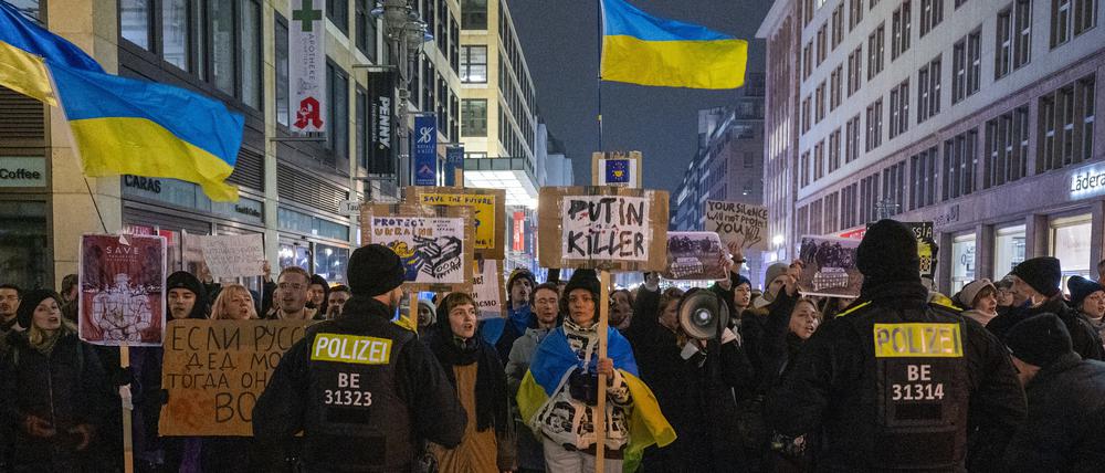 Ukrainische Proteste Ende November 2022 vor dem Russischen Haus der Wissenschaft und Kultur in Berlin.