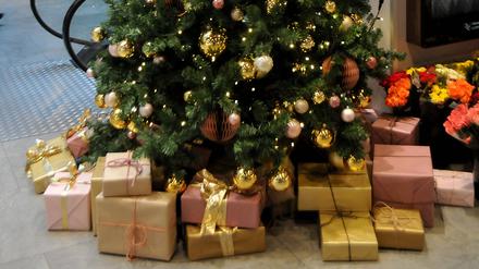 Unter einem Weihnachtsbaum stehen Geschenke.