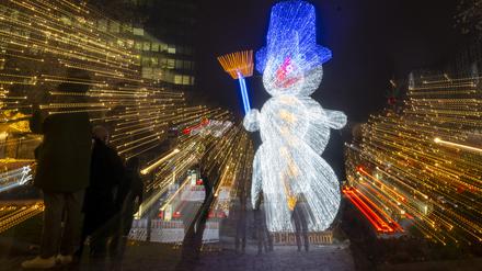 Einer Lichtinstallation in Form eines Schneemanns in der City West.