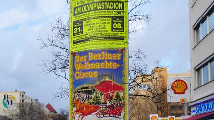 Plakate werben für den „Berliner Weihnachtscircus“.