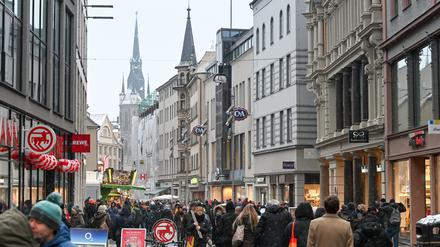 Passanten gehen in der Innenstadt durch die Leipziger Straße. Am dritten Adventswochenende zog es viele Menschen zum Einkaufen in die Innenstadt.