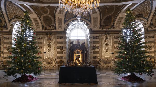 Die Weihnachtskrippe aus dem Besitz Kaiser Wilhelms II. wird im Grottensaal des Neuen Palais präsentiert. 