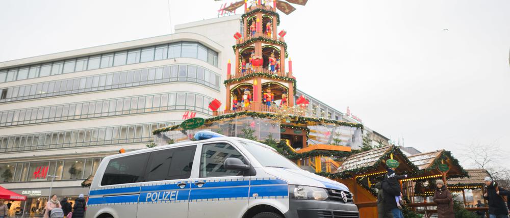 01.12.2023, Niedersachsen, Hannover: Ein Fahrzeug der Polizei fährt an der Weihnachtspyramide am Kröpcke vorbei. 