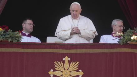 Papst Franziskus spricht den Weihnachtssegen Urbi et Orbi (lateinisch für „an die Stadt und die Welt“) vom Hauptbalkon des Petersdoms im Vatikan.