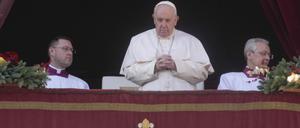 Papst Franziskus spricht den Weihnachtssegen Urbi et Orbi (lateinisch für „an die Stadt und die Welt“) vom Hauptbalkon des Petersdoms im Vatikan.