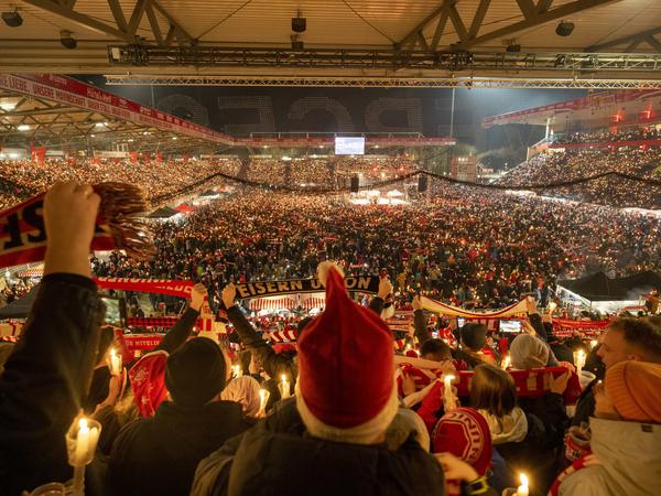 Unique atmosphere: Union Berlin's Christmas carols in the An der Alten Försterei stadium.