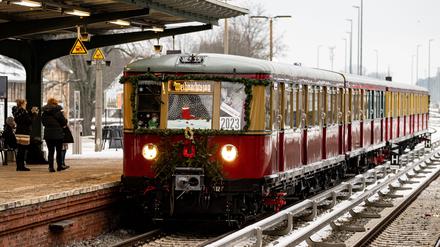02.12.2023, Berlin: Der Weihnachtszug des Vereins Historische S-Bahn fährt in die S-Bahnstation Grünau. Der Weihnachtszug fährt nach einigen Jahren der Pause wieder durch Berlin. Foto: Fabian Sommer/dpa +++ dpa-Bildfunk +++