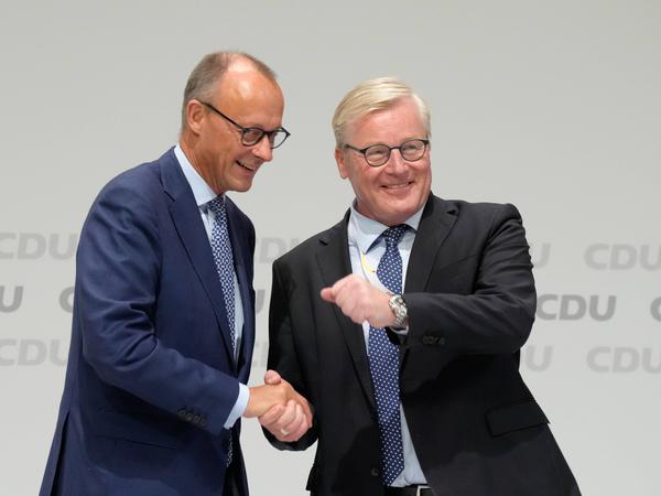  Weils Herausforderer Bernd Althusmann von der CDU (rechts) ist Vizeministerpräsident und Wirtschaftsminister - hier zusammen mit CDU-Chef Friedrich Merz.