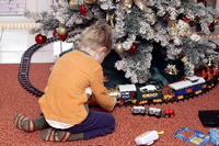 Spielen unterm Tannenbaum. Die Eisenbahn gehört zu den Klassikern unter den Weihnachtsgeschenken.
