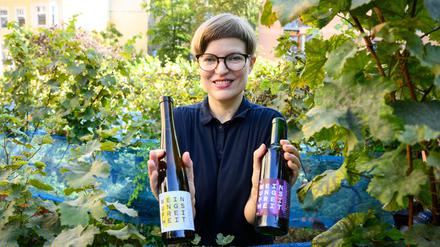 Annika Gerold (Grüne), Bezirksstadträtin in Kreuzberg, zwischen Weinstöcken am Viktoriapark auf dem Kreuzberg. In diesem Jahr erhält der Kreuzberger Wein einen neuen Namen: „Weinungsfreiheit“. 
