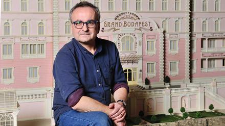 Simon Weisse vor einem Modell des Grand Budapest Hotel aus dem gleichnamigen Film.