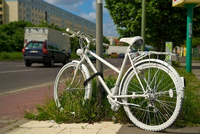 Mit diesen weißen "Geisterrädern" erinnert der Allgemeine Deutsche Fahrradclub (ADFC) an bei Unfällen ums Leben gekommene Radfahrer.