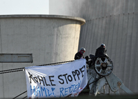 Aktivisten hängen an einer Anlage auf dem Gelände des Braunkohlekraftwerks Niederaußem.