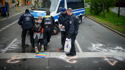 Polizisten entfernen einen Klimaaktivisten von einer Straße im Berliner Bezirk Schöneberg. (Archivbild)