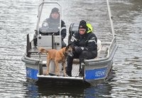 Ein Polizeitaucher geht im Herzberger See auf der Suche nach der vermissten Rebecca ins Wasser.