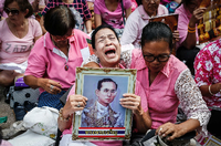 Vor dem Krankenhaus, in dem Bhumibol am Donnerstag starb, sammelten sich trauernde Thailänder.