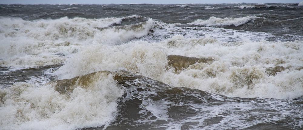 Wellen schlagen an den Ostseestrand von Binz (Archivbild vom 20.10.2023).