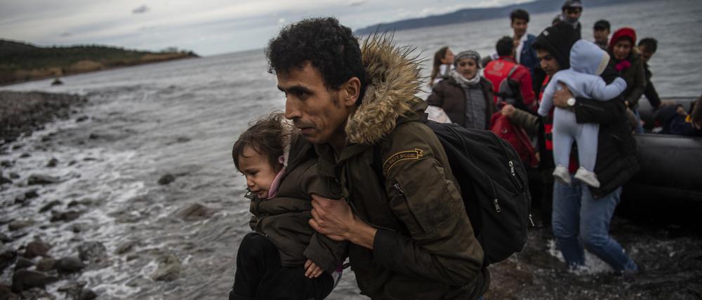 Ein Boot mit 54 afghanischen Flüchtlingen, darunter vierundzwanzig Kinder, kommt auf der griechischen Insel Lesbos an (Archivfoto)