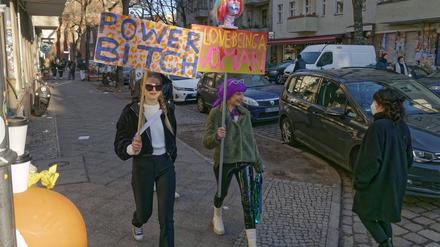 Zwei Frauen protestieren für mehr Frauenrechte in Neukölln. Für den Internationalen Weltfrauentag sind eine Reihe von Veranstaltungen wie der „Purple Ride“, eine queerfeministische Fahrraddemo, in Berlin geplant.