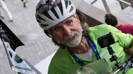 Michael Evertz, Umweltschützer, fahrt mit seinem Fahrrad eine Rolltreppe hoch. Der Umweltschützer ist mit dem Fahrrad von Berlin nach Dubai gereist.