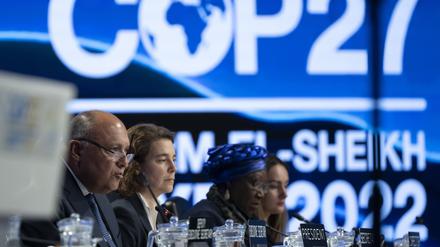 Ägyptens Außenminister Samih Schukri spricht während der Abschlusszeremonie beim UN-Klimagipfel COP27