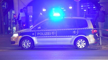 Ein Polizeiwagen steht am 06.11.2017 in Berlin am frühen Abend quer zur Fahrbahn und blockiert die Zufahrt zur Luckenwalder Straße.