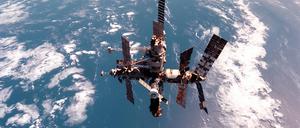 Die russische Raumstation „Mir“, als sie noch im Orbit war.